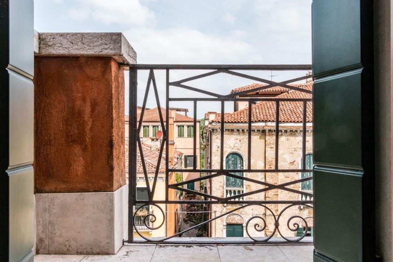 Carmini Canal View And Balcony With Lift Benátky Exteriér fotografie